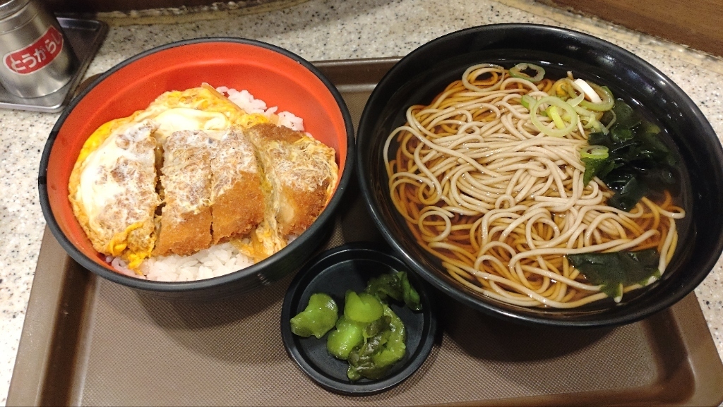 銀座のうどんを食べられる深夜営業店16選 5位:名代 富士そば 新橋駅前店