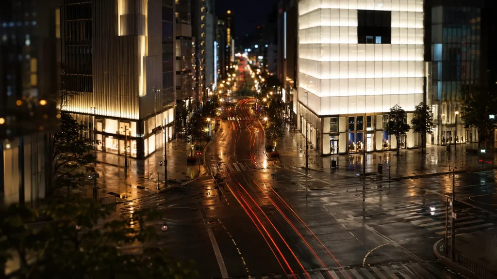 複数の道路が交わる夜の銀座の交差点